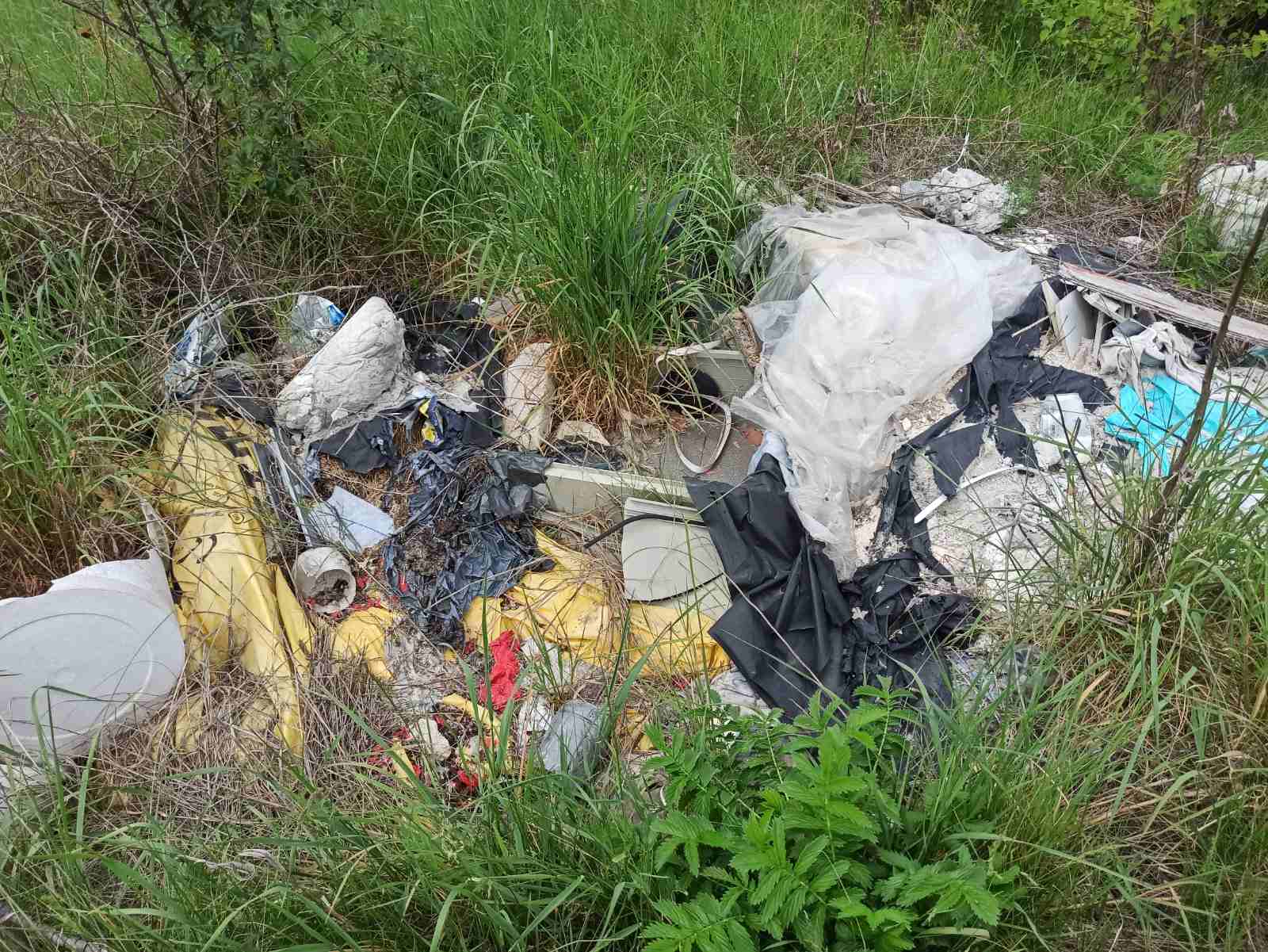 Снимка на незаконно сметище в София-град - 1700, бул. Свети Климент Охридски, ж.к. Студентски град, София, Студентски, Столична, София-град