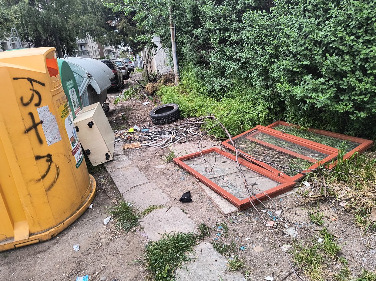 Снимка на незаконно сметище в София-град - 1574, Владово, ж.к. Христо Смирненски, София, Слатина, Столична, София-град