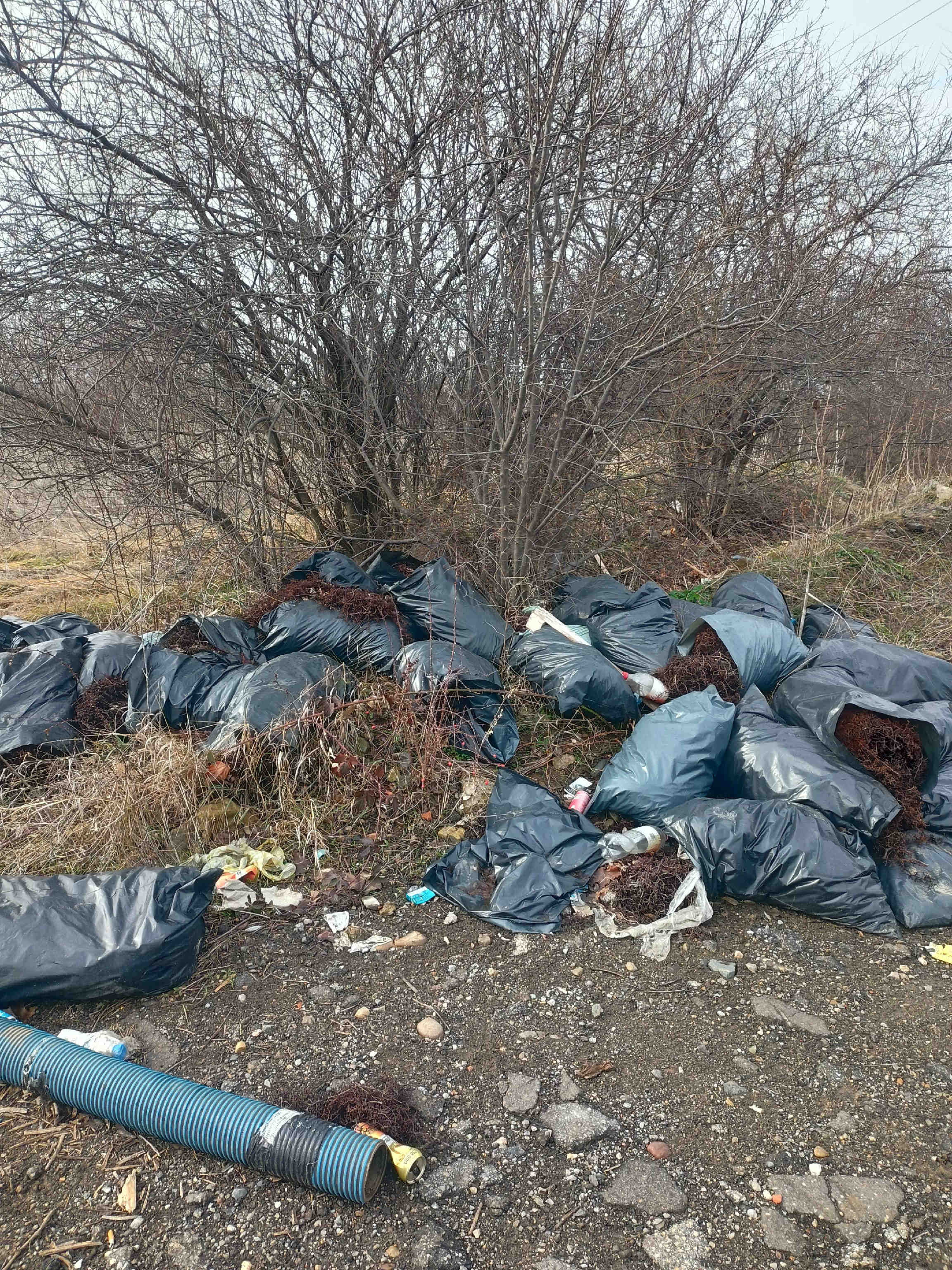 Снимка на незаконно сметище в София-град - 1320, Околовръстен път, София, Красна поляна, Столична, София-град