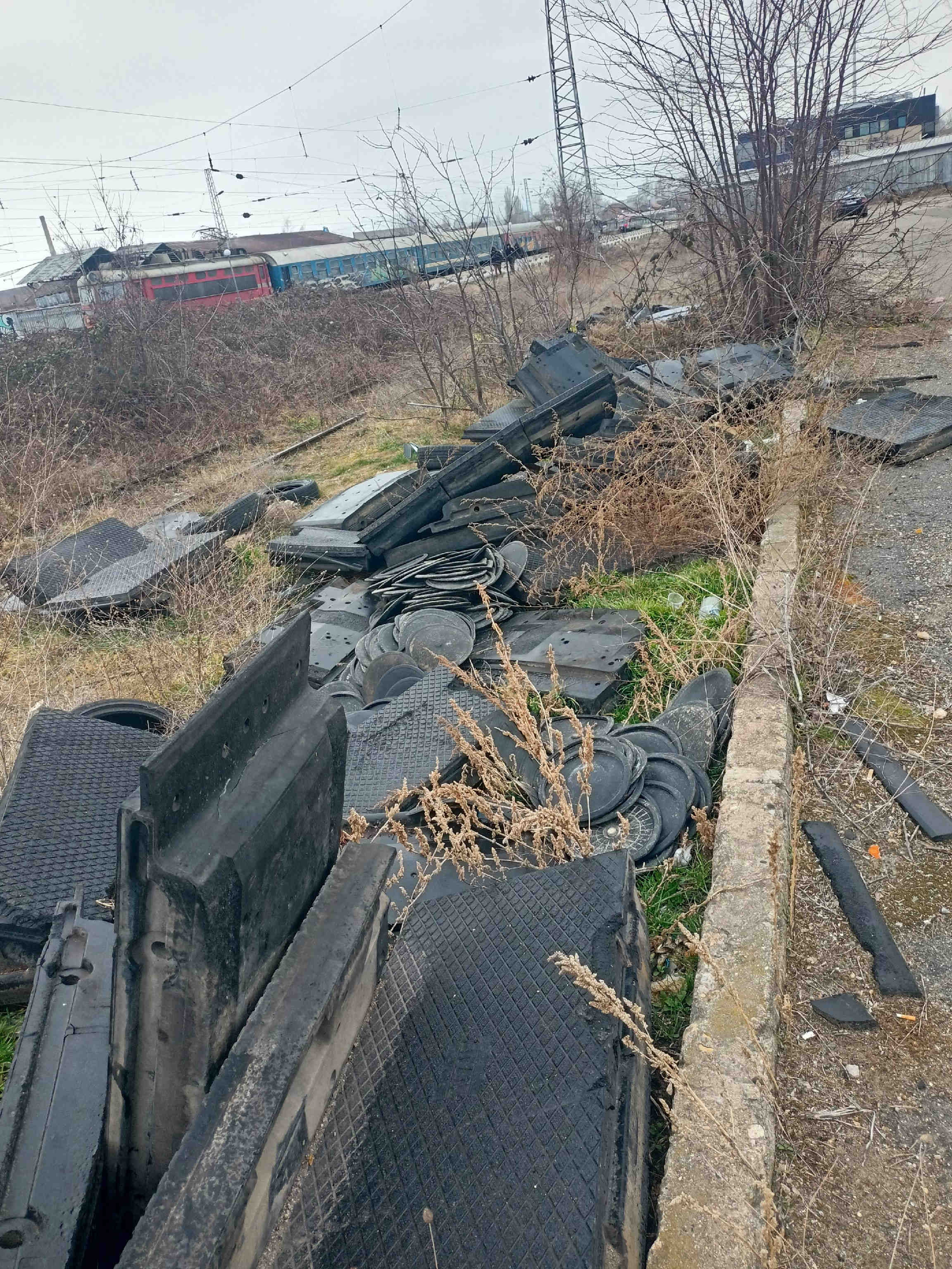 Снимка на незаконно сметище в София-град - 1220, Военна рампа, Военна рампа, София, Надежда, Столична, София-град