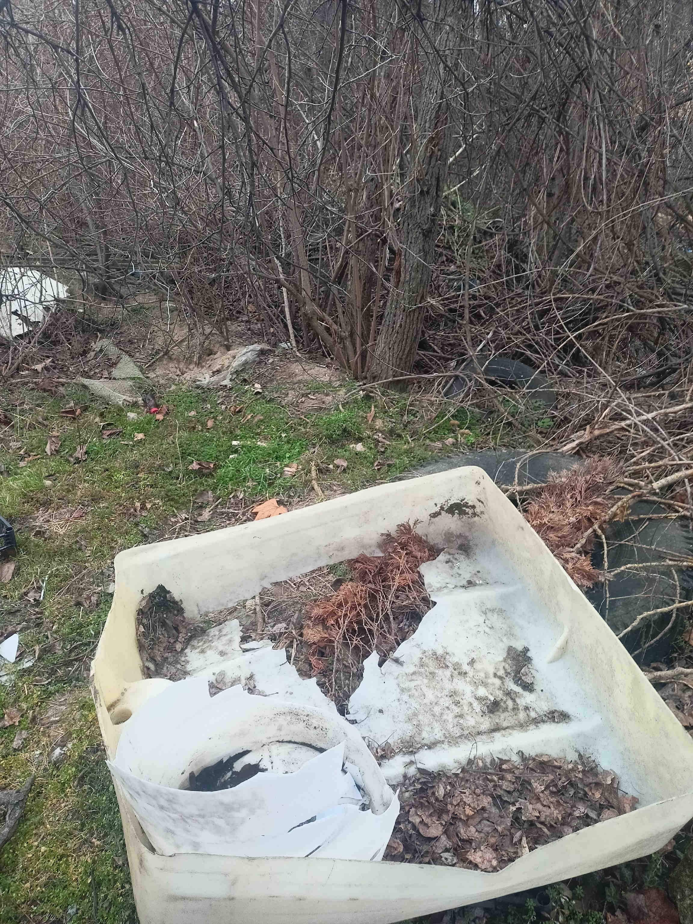 Снимка на незаконно сметище в София-град - 1220, Гарова, Военна рампа, София, Надежда, Столична, София-град
