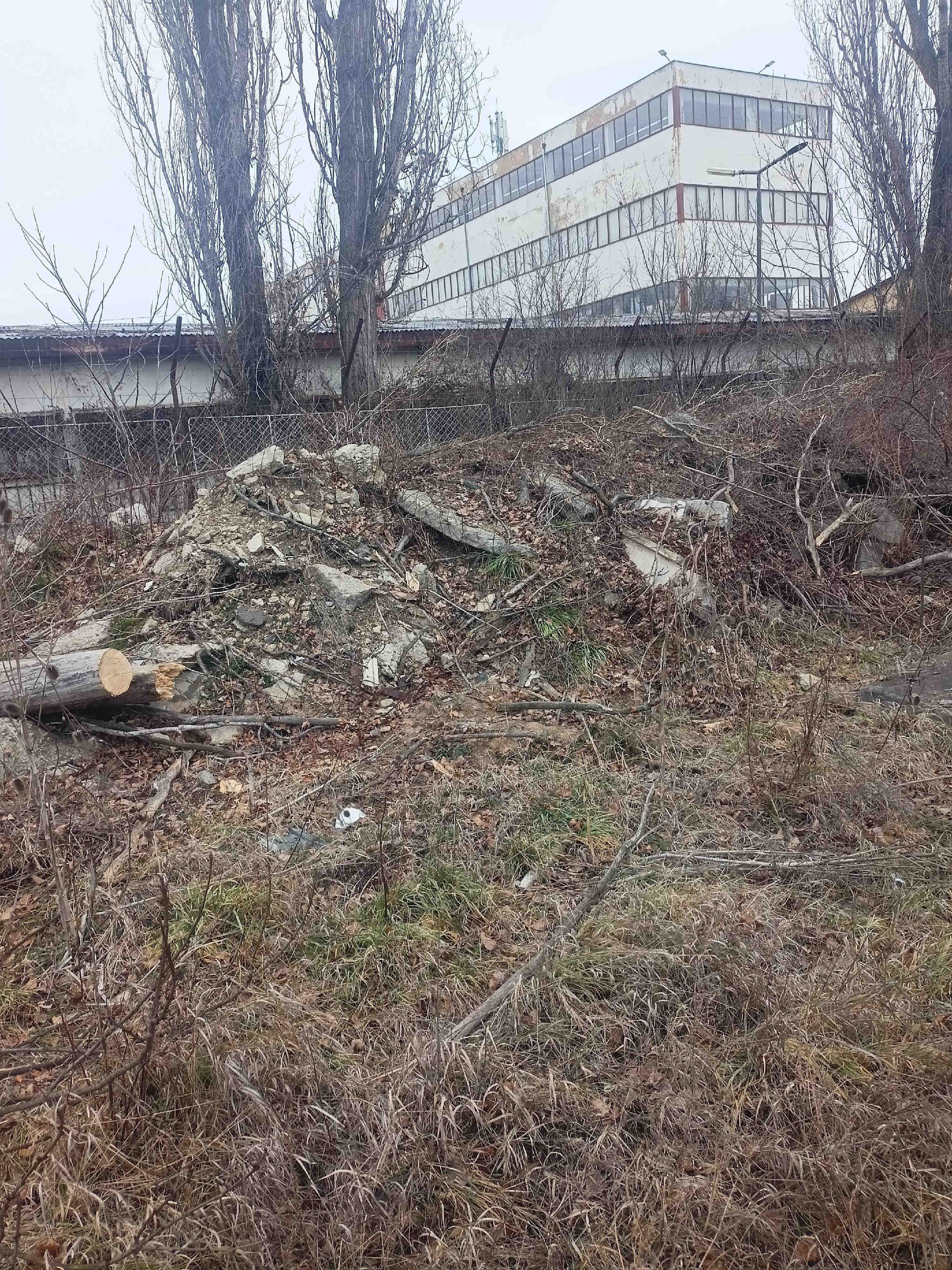 Снимка на незаконно сметище в София-град - 1231, Петър Панайотов, ж.к. Свобода, София, Надежда, Столична, София-град