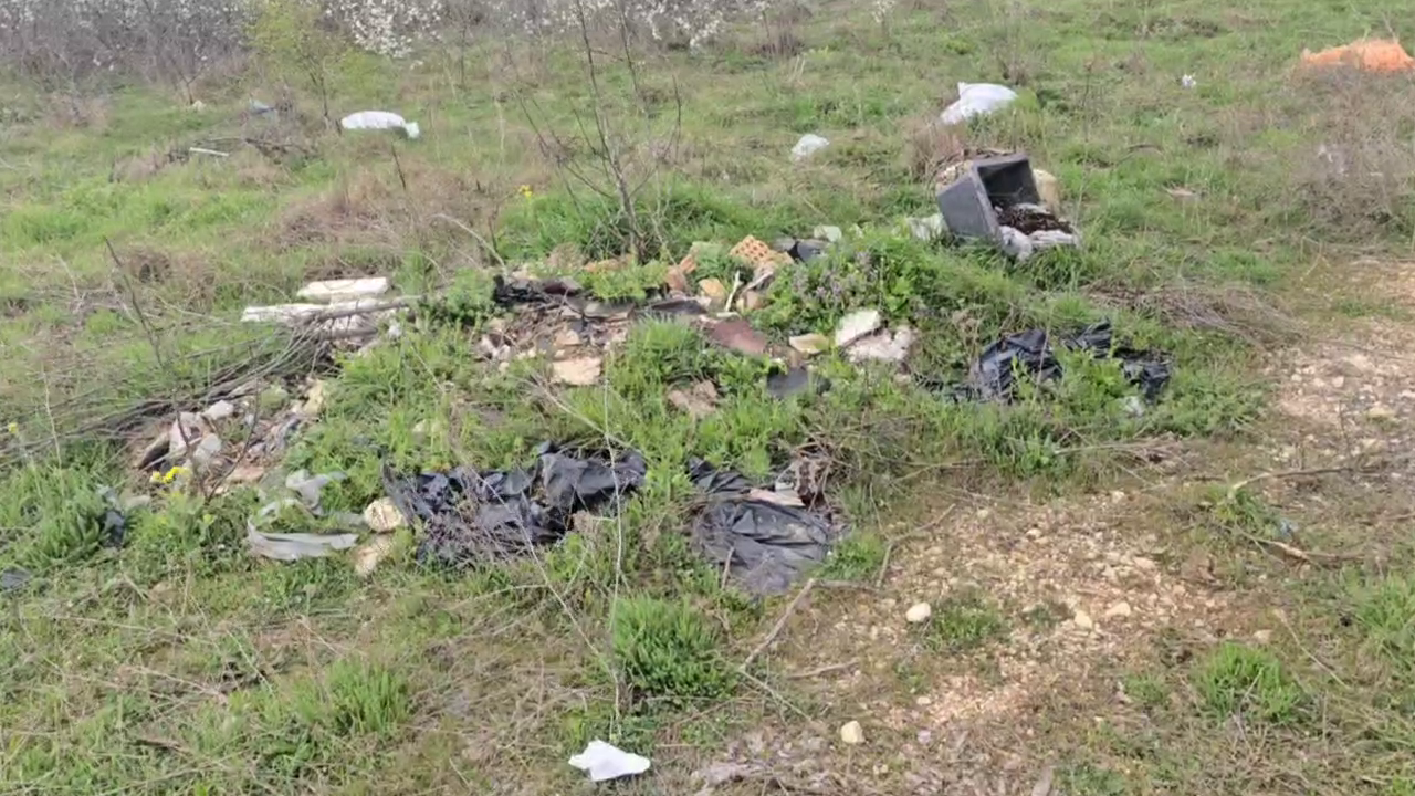 Снимка на незаконно сметище в Варна - 2902, Яребична, Аксаково, Варна, 9023, България